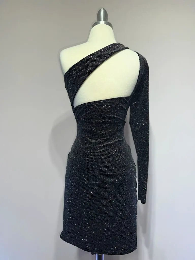 Asymmetrical dress with a long sleeve by Partner Label