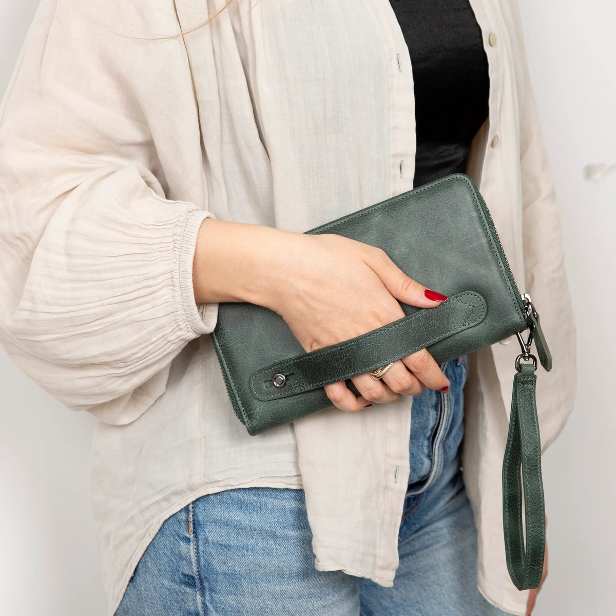 Anchorage Leather Wallet – Phone Holder & 12 Card Slots by TORONATA