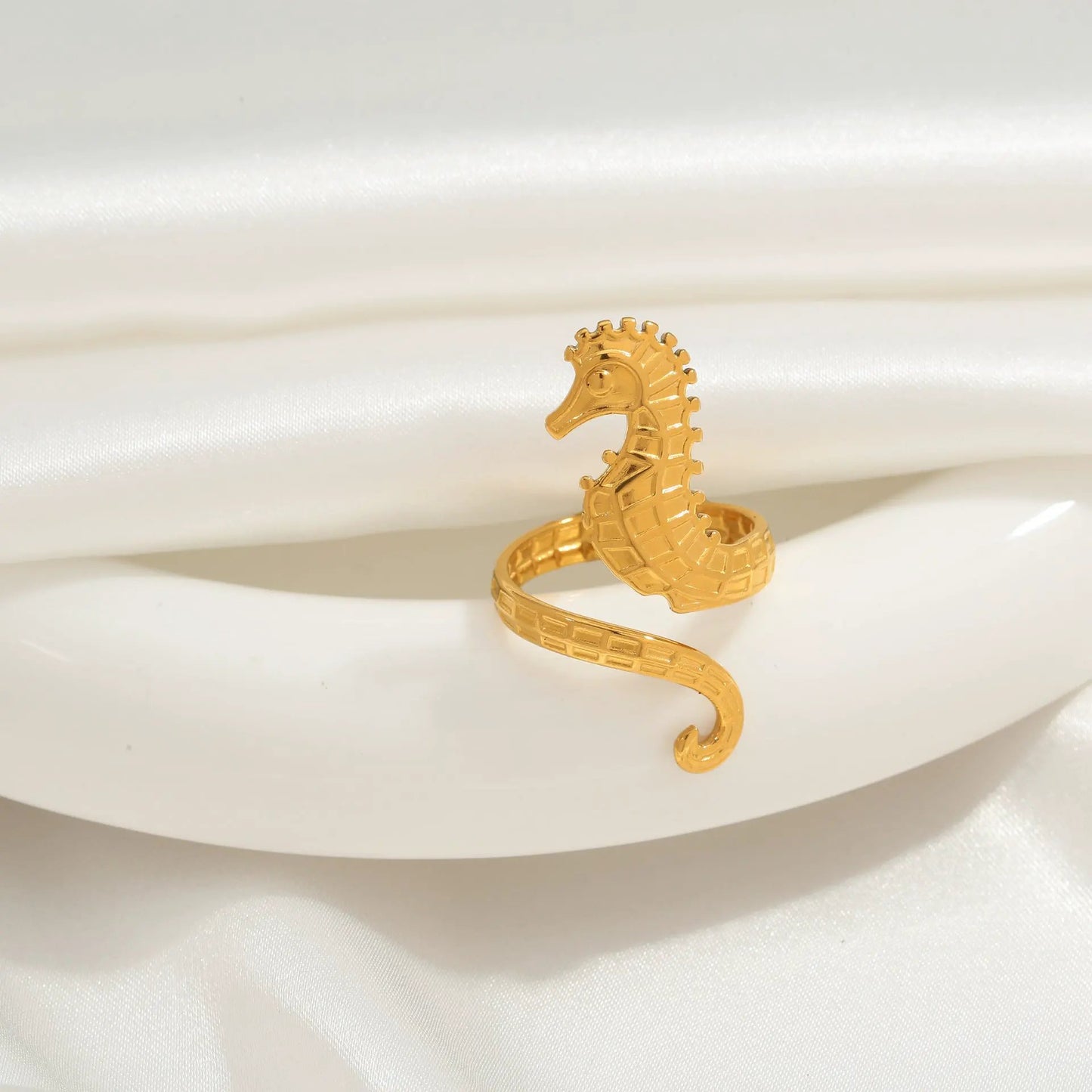 European and American InS-style jewelry rings and bracelets, 18K gold seahorse rings, simple, light luxury and high-end jewelry by Dropsure
