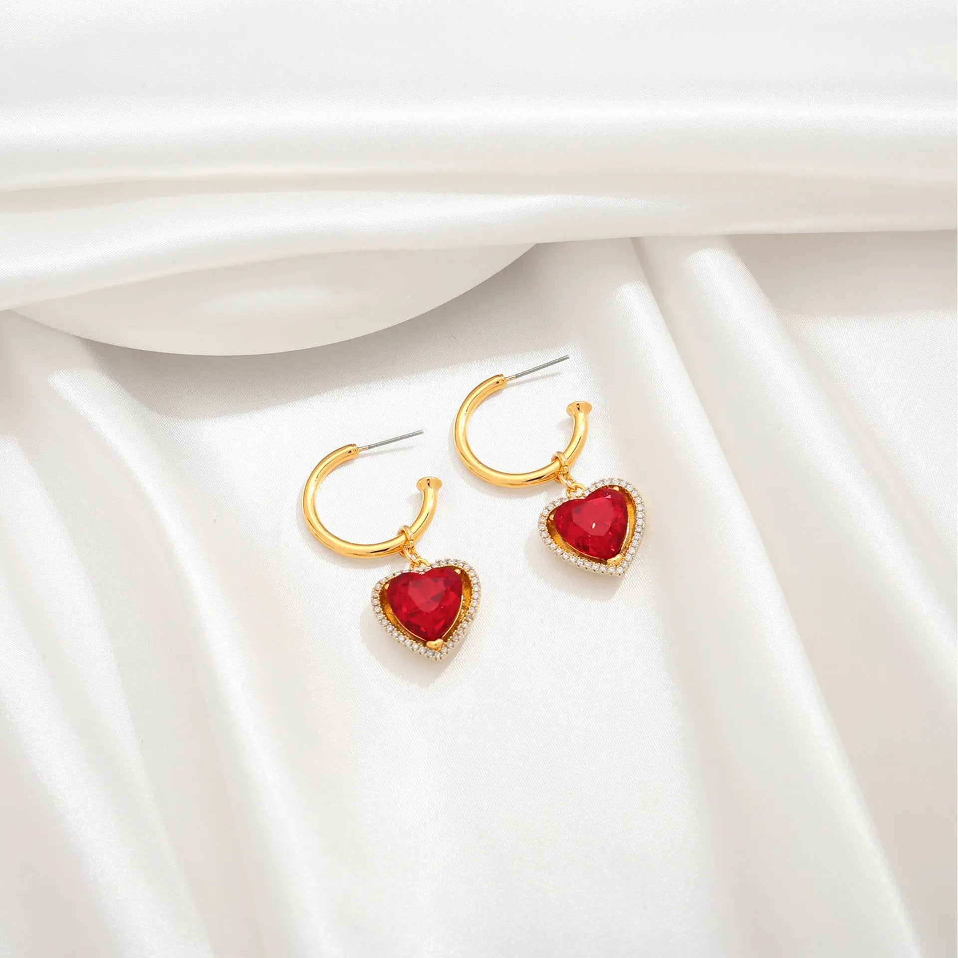 Light luxury retro red heart-shaped earrings, Herben-style noble lady's high-end and elegant ear rings, heart-shaped zircon earrings by Dropsure