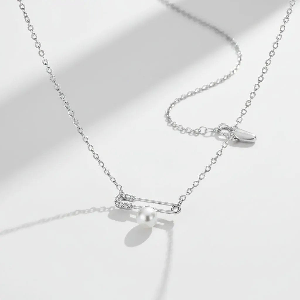 Necklace Pin by La Moda Me