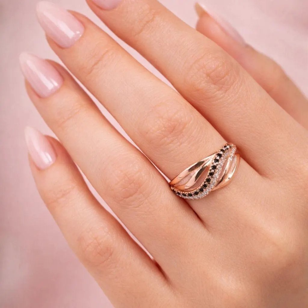 Erin - Twisted Ring with Black & White Zirconia by La Moda Me