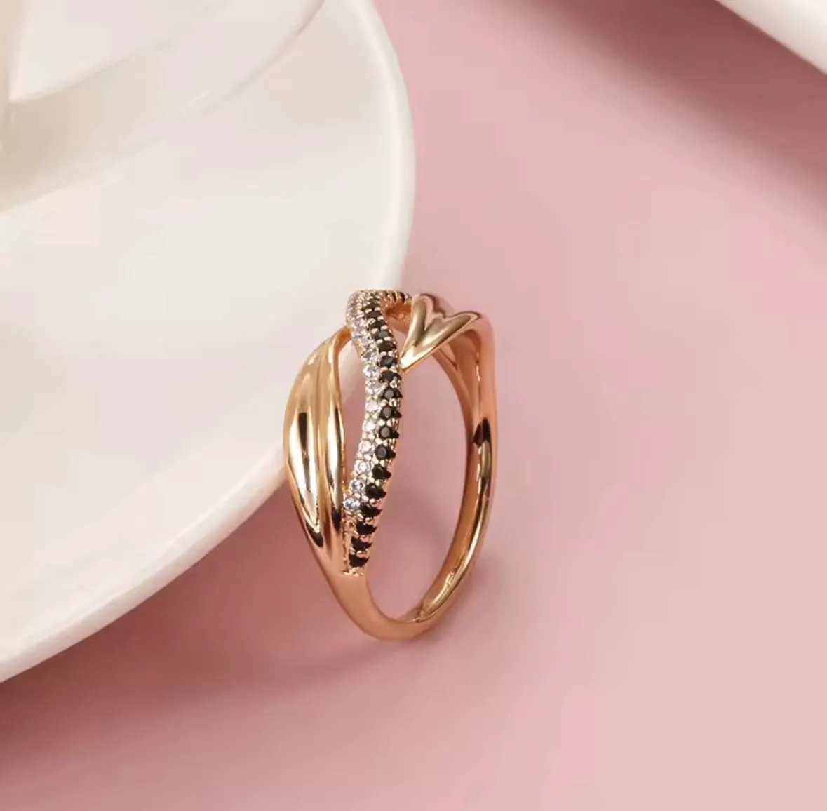 Erin - Twisted Ring with Black & White Zirconia by La Moda Me