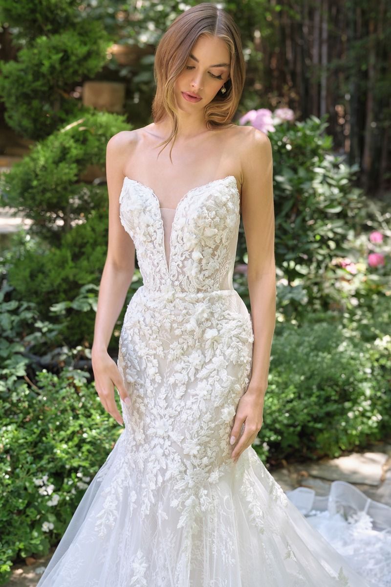 Fitted Mermaid Gown A Strapless Neckline And An Intricately Embellished Lace Bodice-3