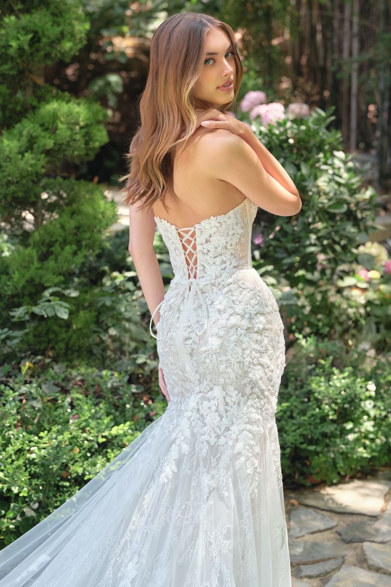 Fitted Mermaid Gown A Strapless Neckline And An Intricately Embellished Lace Bodice-2